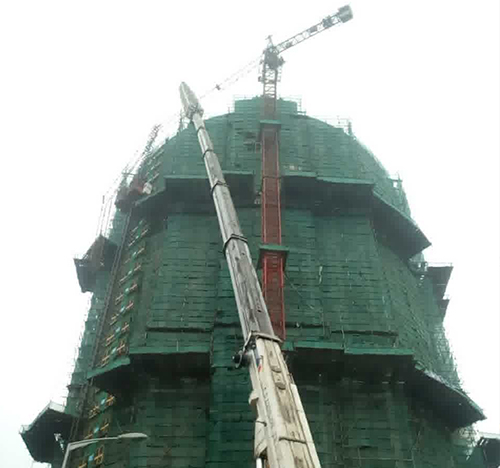 原平吊车在工地上作业